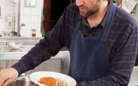 Der Blick in die Küche - Foto: Ingo Wandmacher